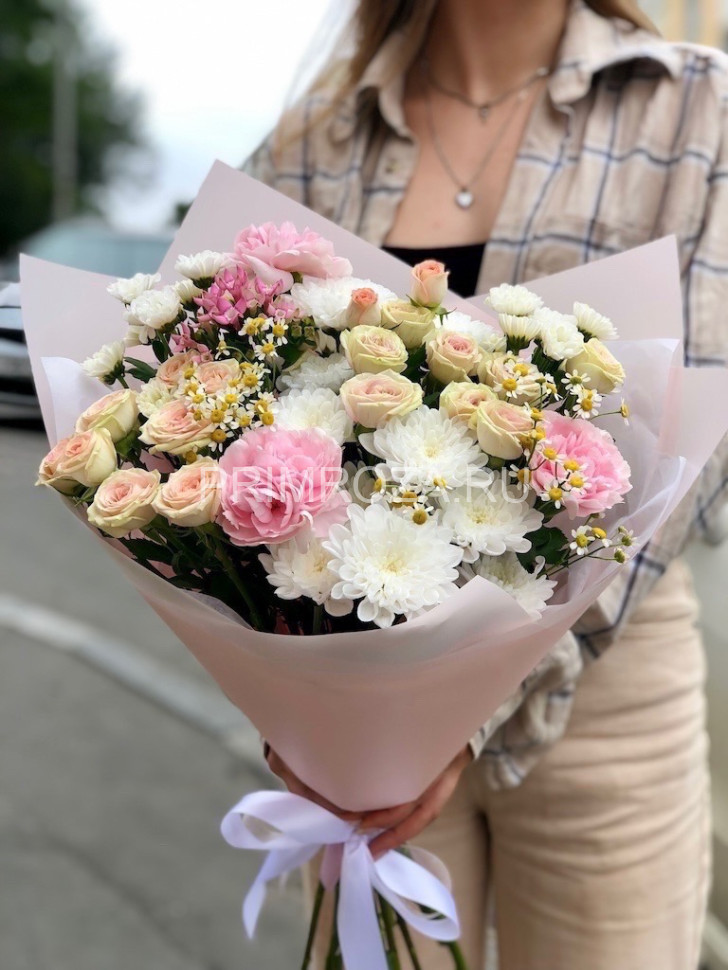 Нежный букет из кустовых роз и хризантем  Flowers delivery Vladivostok