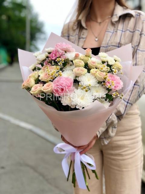 Нежный букет из кустовых роз и хризантем