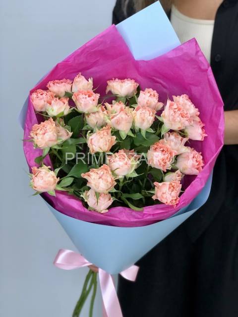 A compliment bouquet of 5 bush roses 