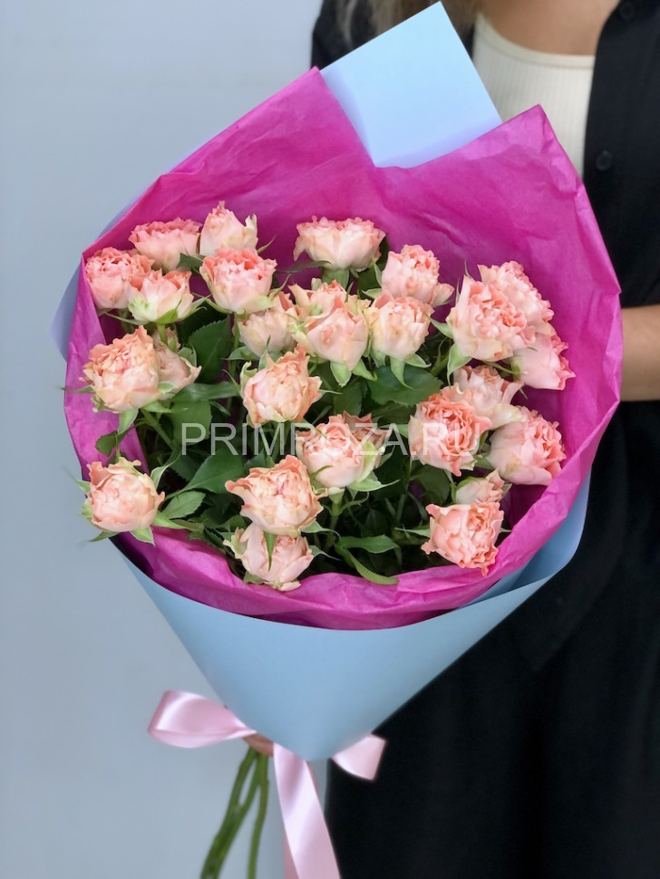 A compliment bouquet of 5 bush roses  Flowers delivery Vladivostok