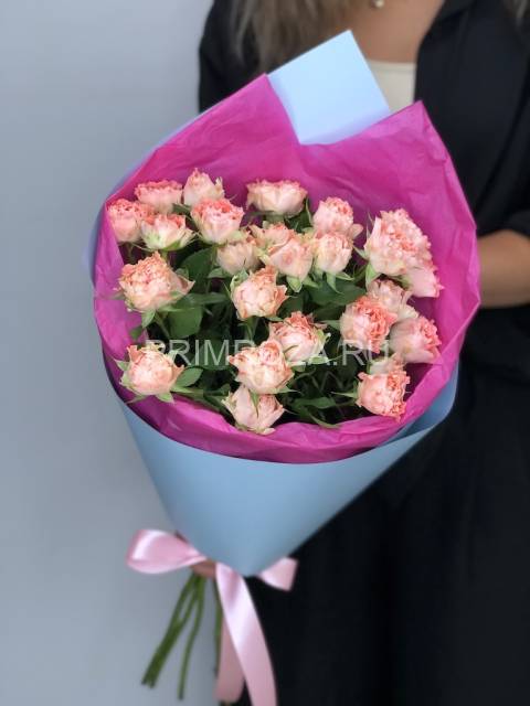 A compliment bouquet of 5 bush roses 
