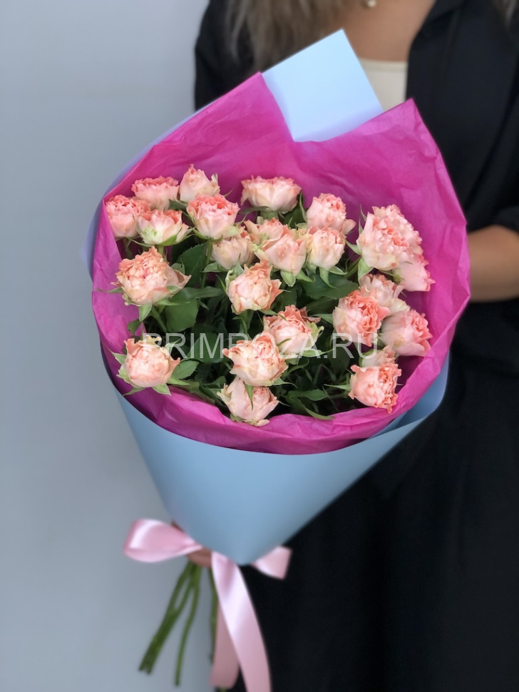 A compliment bouquet of 5 bush roses  Flowers delivery Vladivostok