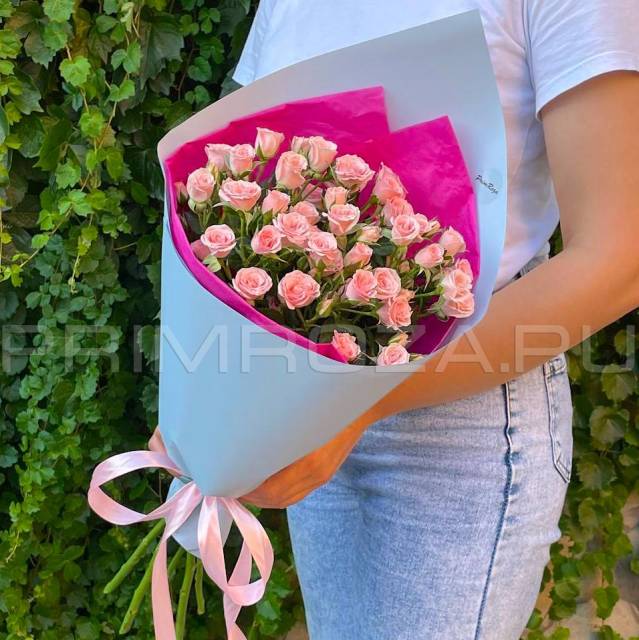 A compliment bouquet of 5 bush roses 