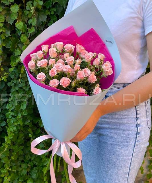 A compliment bouquet of 5 bush roses 