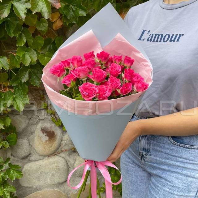 A compliment bouquet of 5 bush roses 