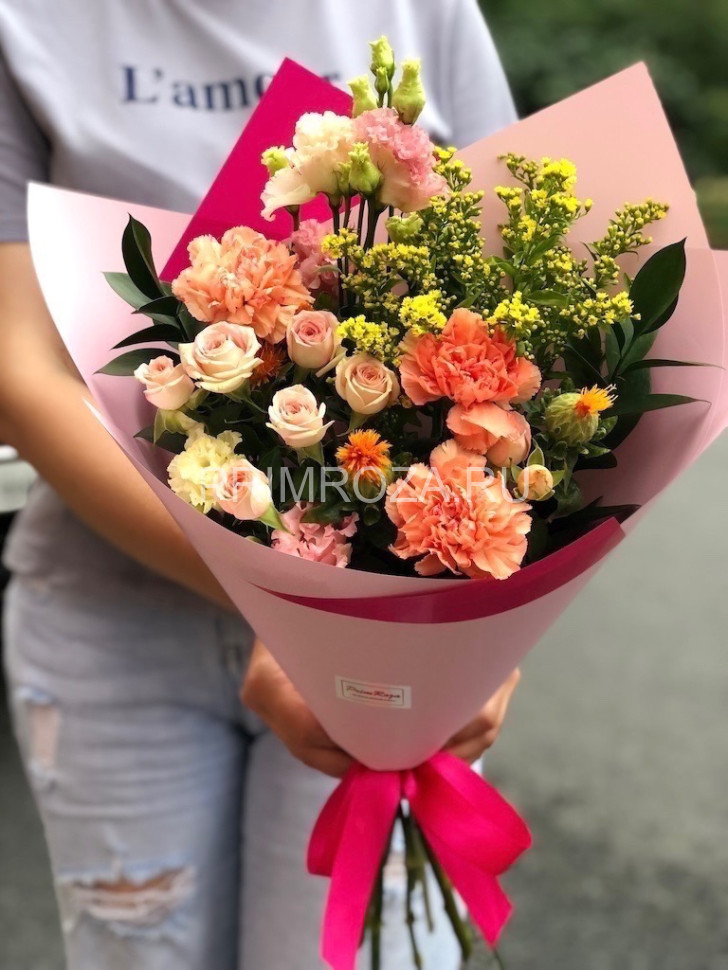 Букет ассорти из диантусов и кустовых роз  Flowers delivery Vladivostok
