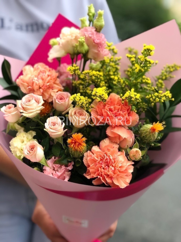 Букет ассорти из диантусов и кустовых роз  Flowers delivery Vladivostok