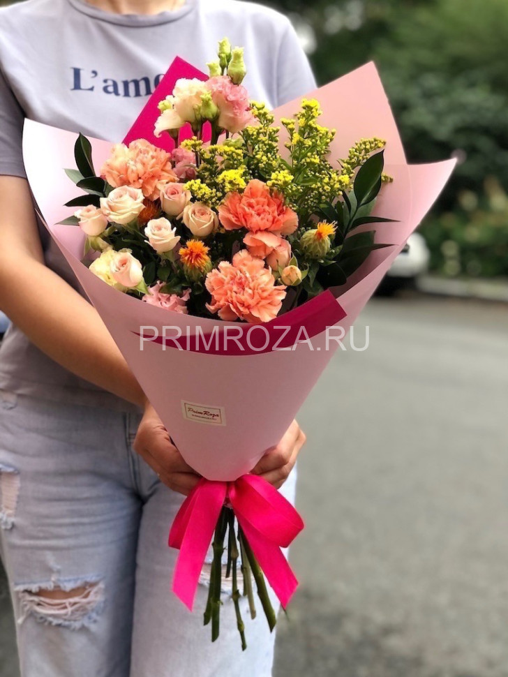 Букет ассорти из диантусов и кустовых роз  Flowers delivery Vladivostok