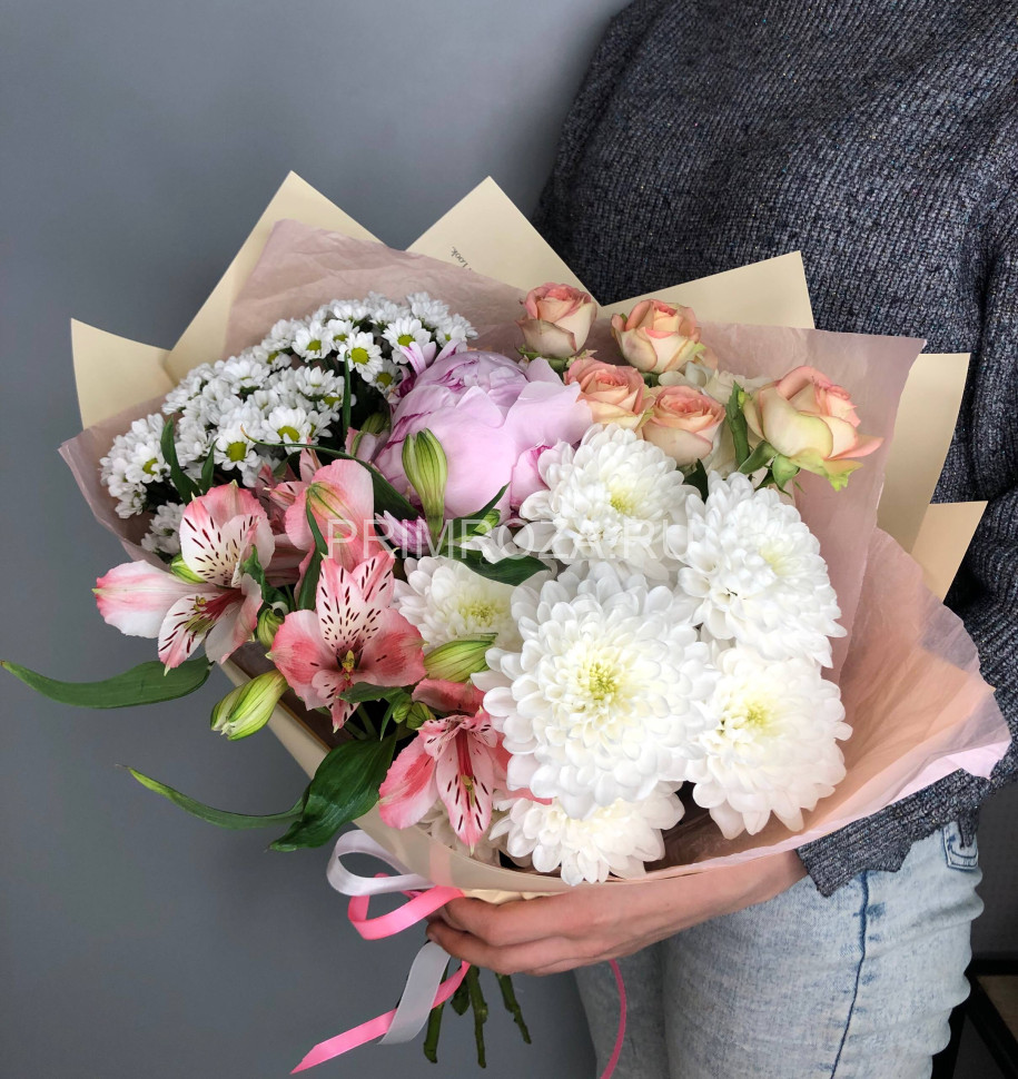 Сборный букет с пионом Flowers delivery Vladivostok