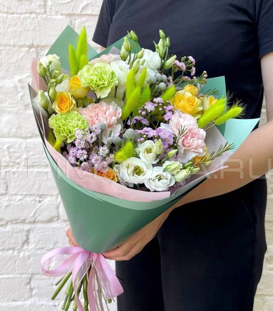 Prefabricated bouquet in a decorative box #A6393