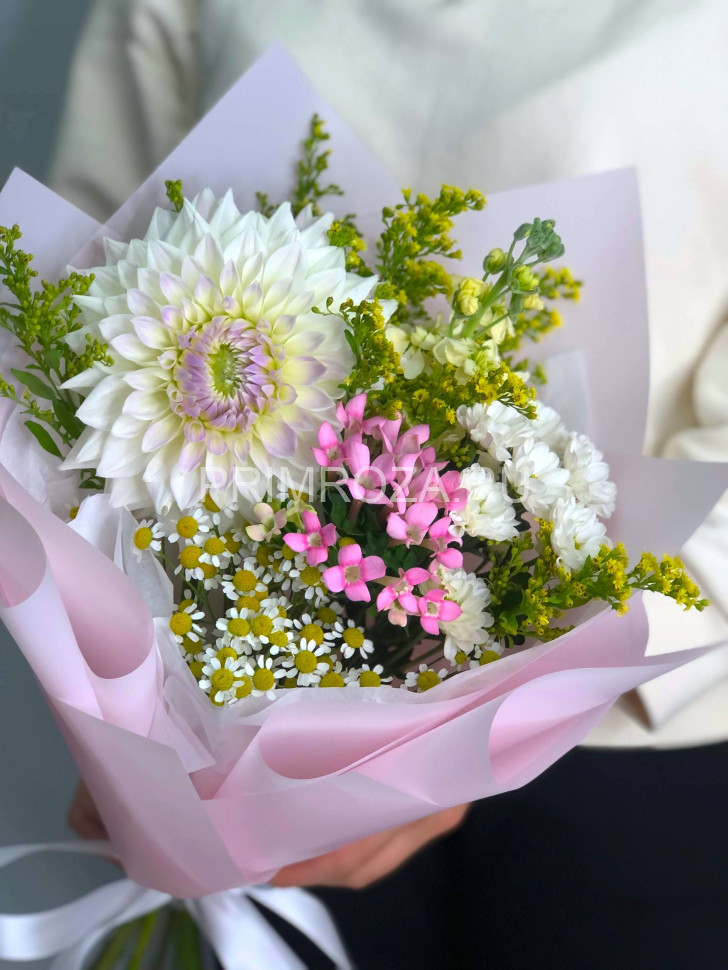 Букет-комплимент с георгином  Flowers delivery Vladivostok