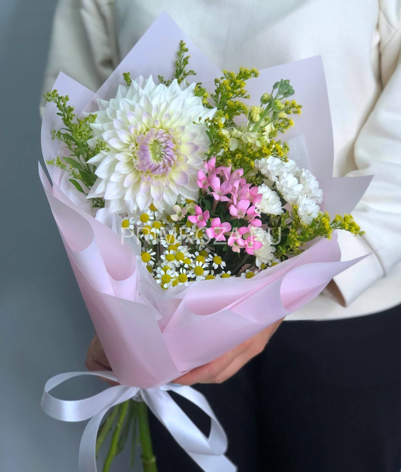 Букет-комплимент с георгином  Flowers delivery Vladivostok