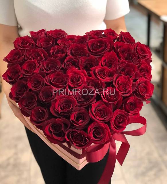  Bouquet of roses in a decorative box #R6015 