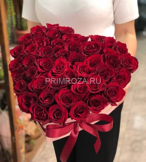 Bouquet of roses in a decorative box #R6015 