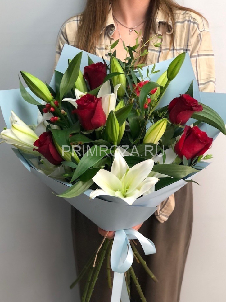 Prefabricated bouquet of lilies and roses #A4693 Flowers delivery Vladivostok