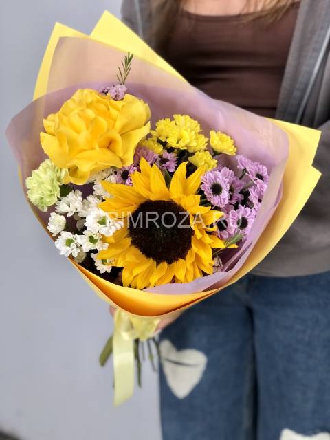Букет из подсолнуха , розы и хризантем 
