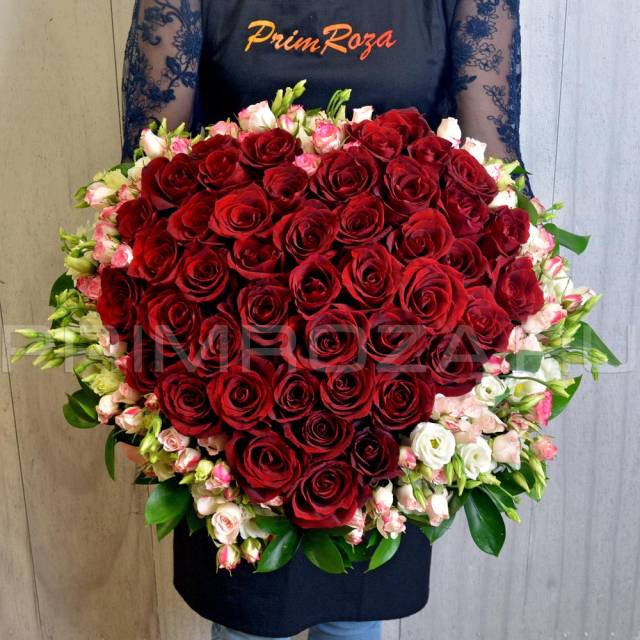 Bouquet of roses in the shape of a heart in a decorative basket #R6019