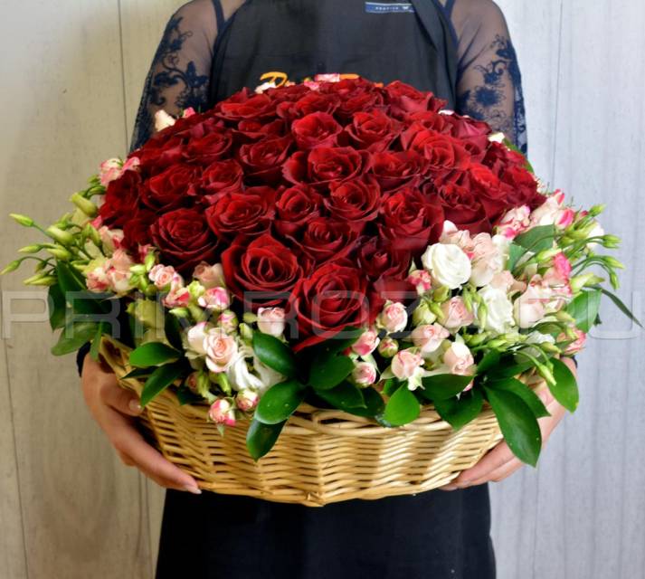 Bouquet of roses in the shape of a heart in a decorative basket #R6019