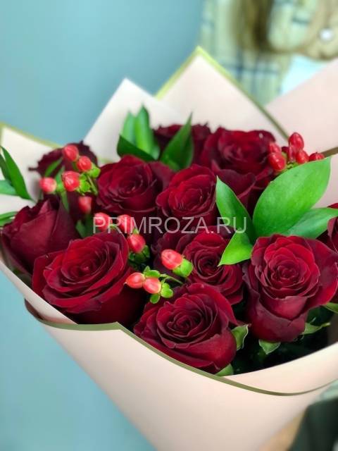 Bouquet of roses and hypericum #R5162