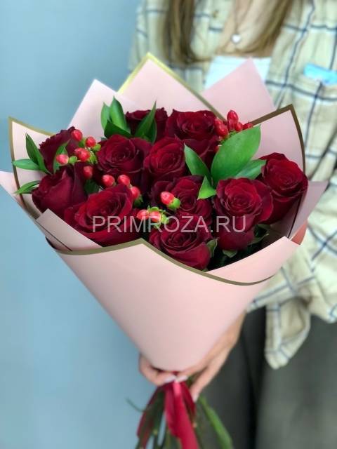 Bouquet of roses and hypericum #R5162