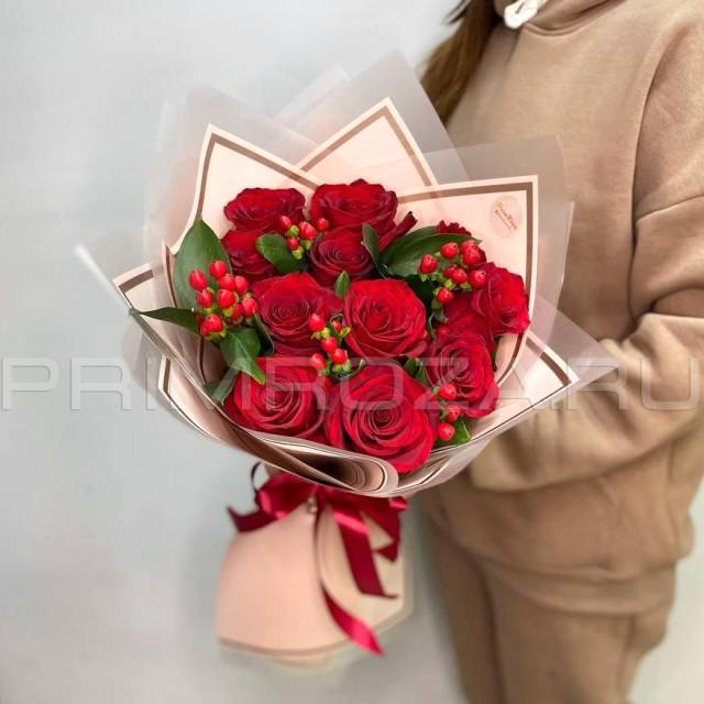 Bouquet of roses and hypericum #R5162