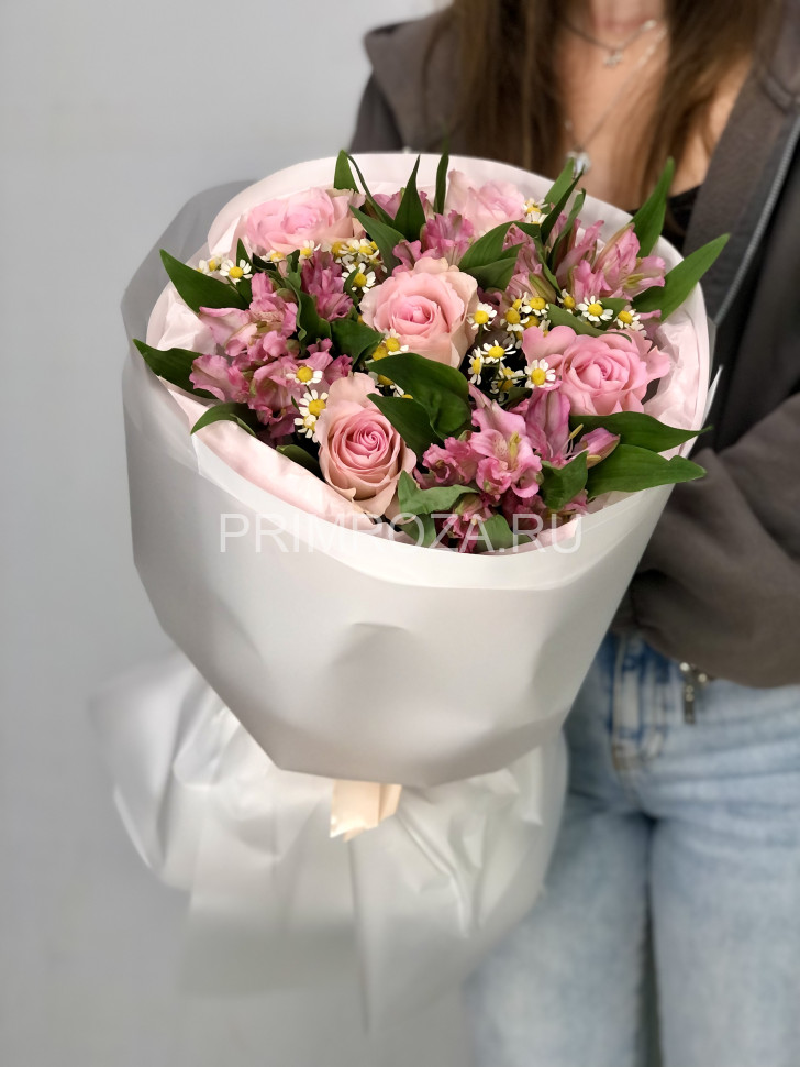 Букет из роз, альстромерий и матрикарии Flowers delivery Vladivostok