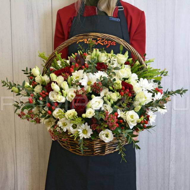 Mixed bouquet in a decorative basket #T015