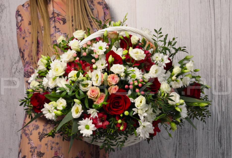 Mixed bouquet in a decorative basket #T015