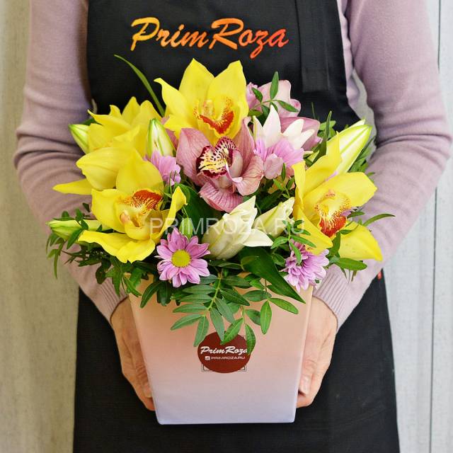 Mixed bouquet in a decorative box #A2314