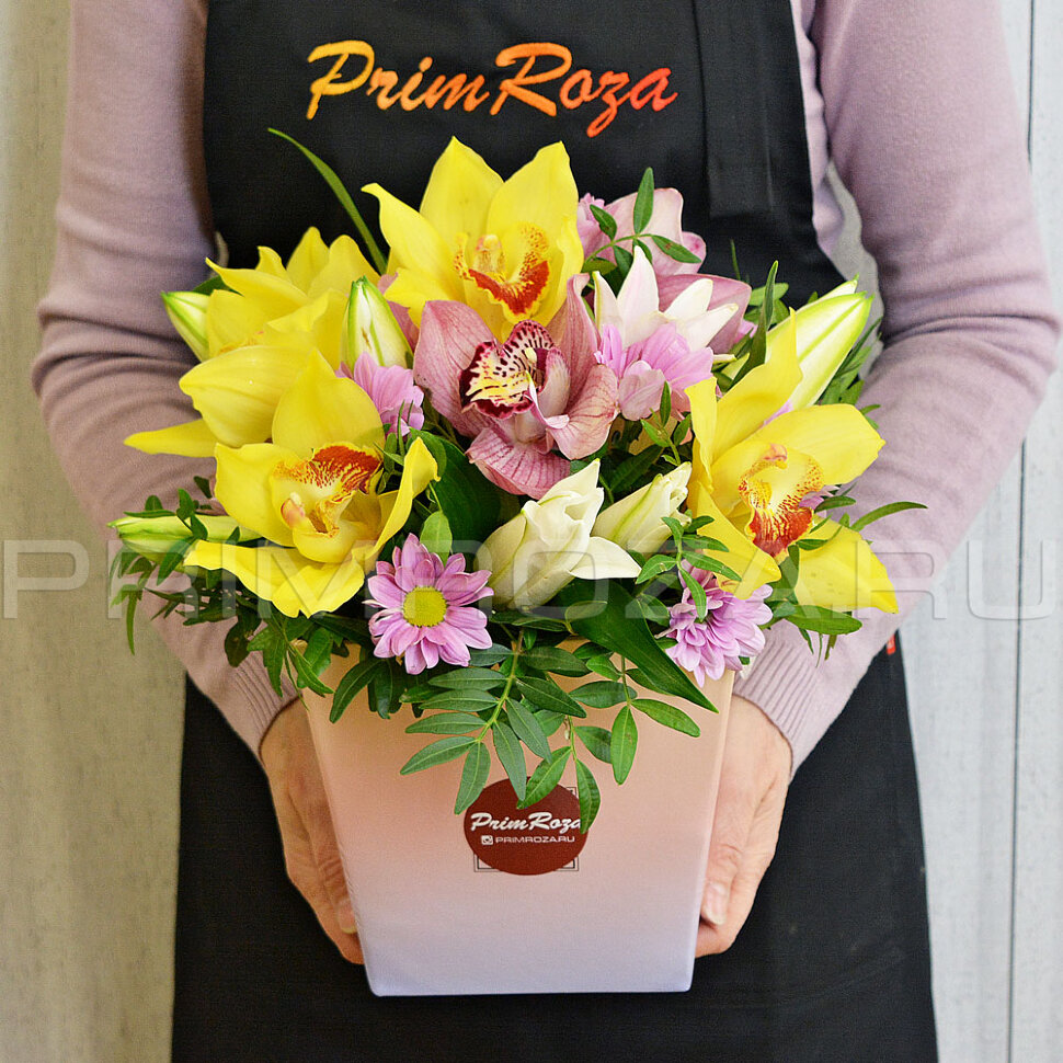 Mixed bouquet in a decorative box #A2314 Flowers delivery Vladivostok