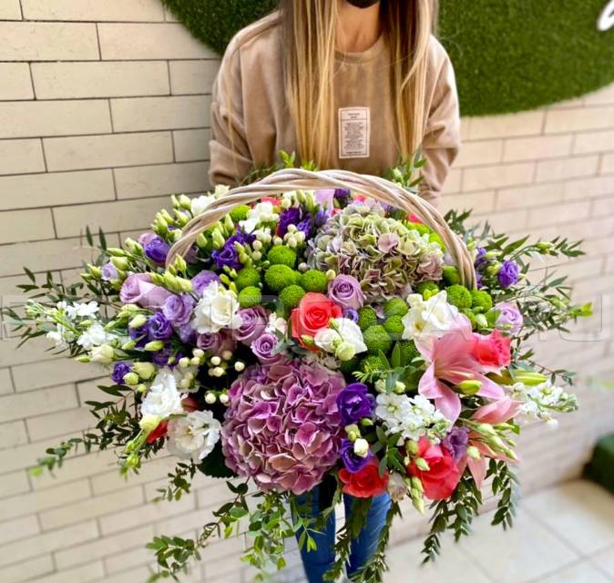 Prefabricated bouquet in a decorative basket #S013