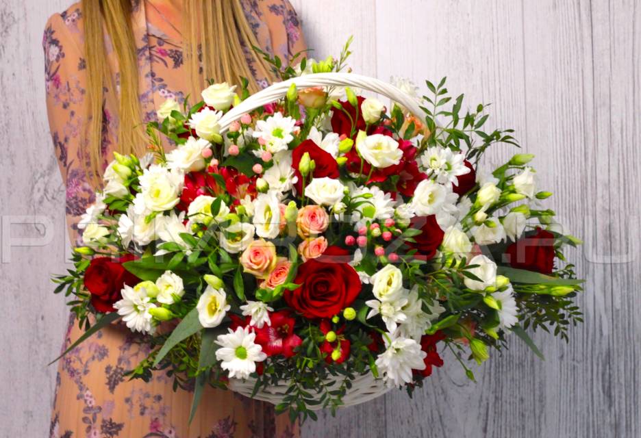 Prefabricated bouquet in a decorative basket #S013