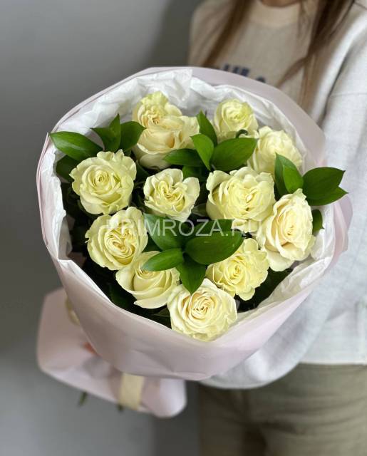 Букет из 11 белых роз с зеленью
