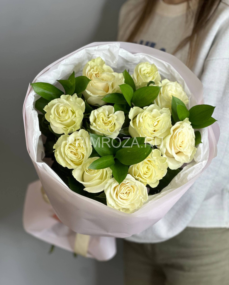 Букет из 11 белых роз с зеленью Flowers delivery Vladivostok