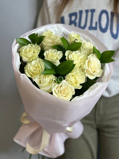 Букет из 11 белых роз с зеленью