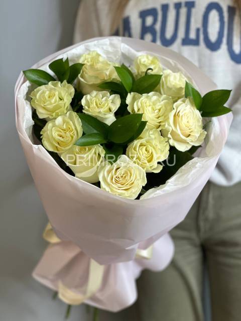 Букет из 11 белых роз с зеленью