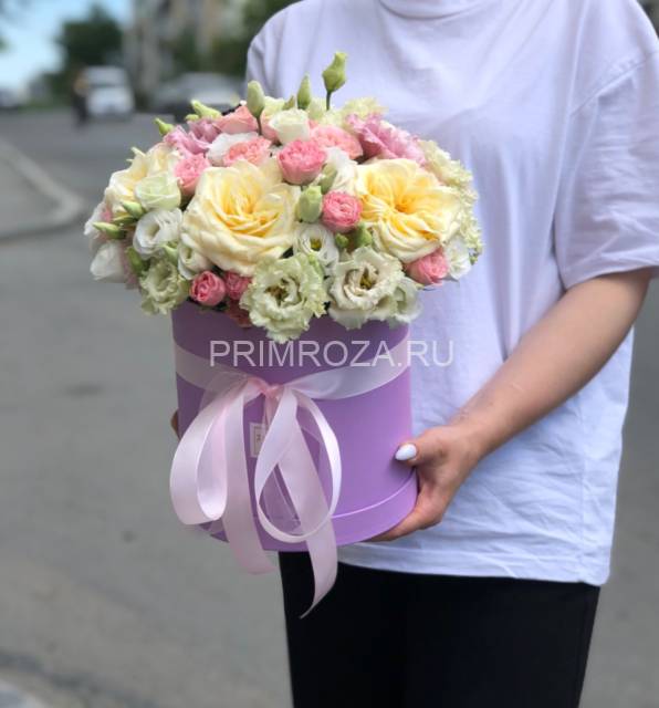 Цветочная коробка с пионовидными розами и эустомой 