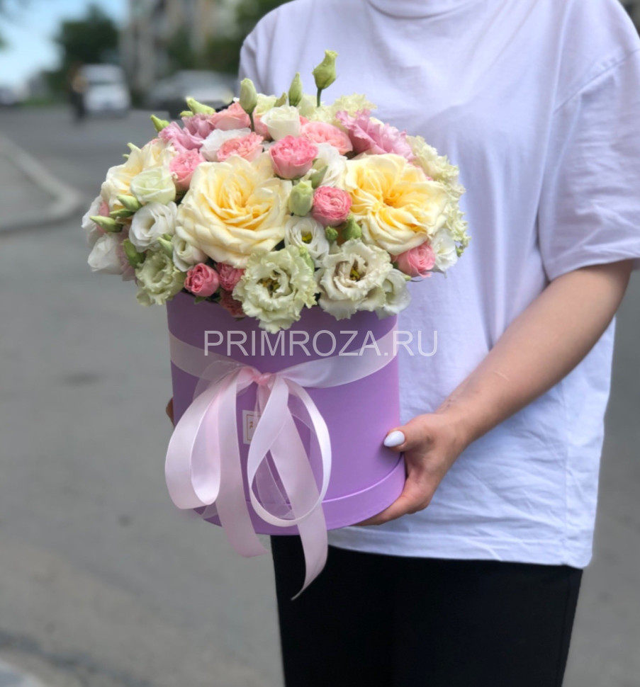 Цветочная коробка с пионовидными розами и эустомой  Flowers delivery Vladivostok