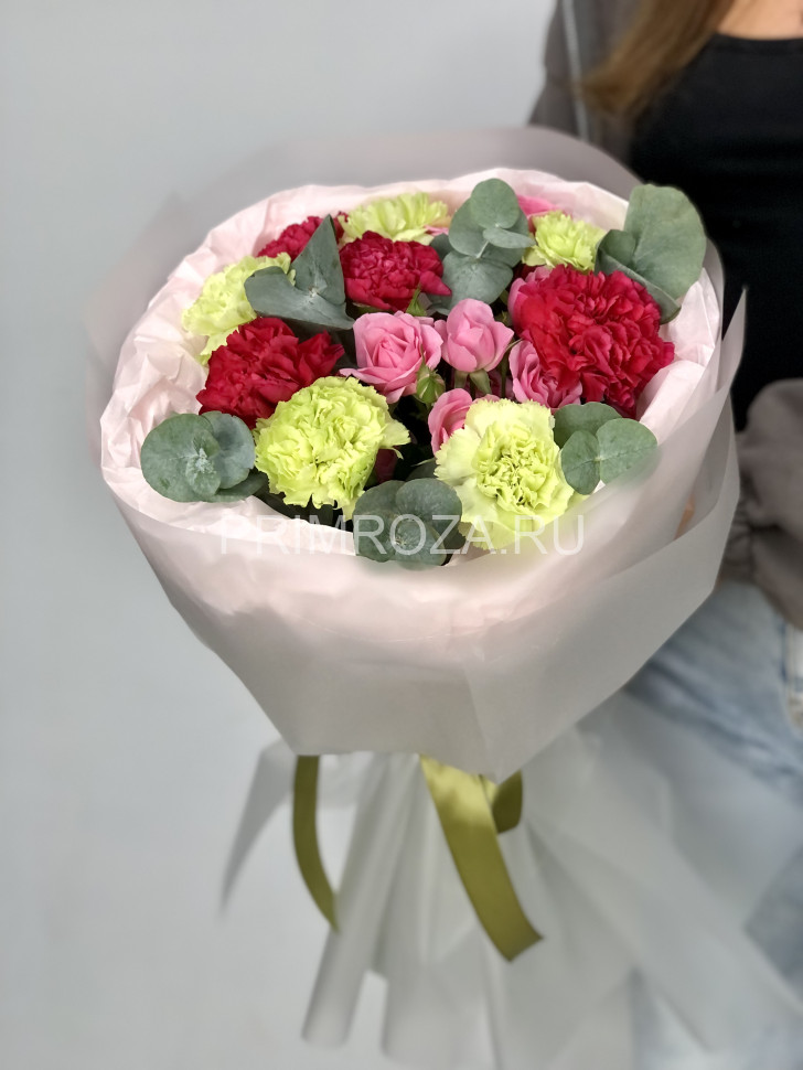 Букет с диантусами, кустовой розой и эвкалиптом Flowers delivery Vladivostok
