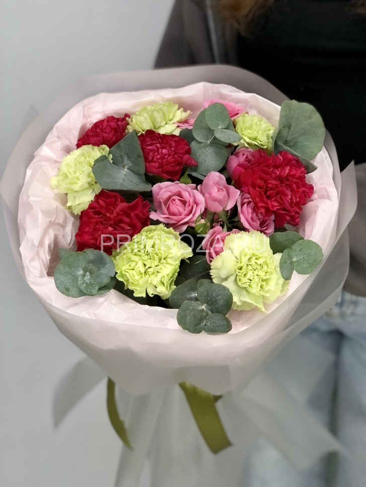 Букет с диантусами, кустовой розой и эвкалиптом Flowers delivery Vladivostok