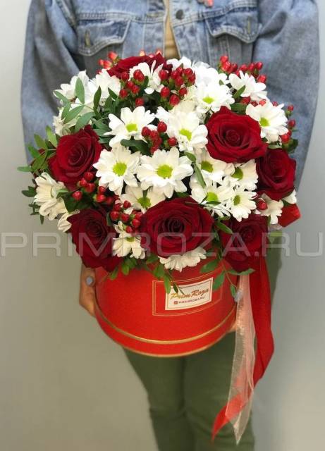 Prefabricated bouquet with roses in a decorative box #R1954