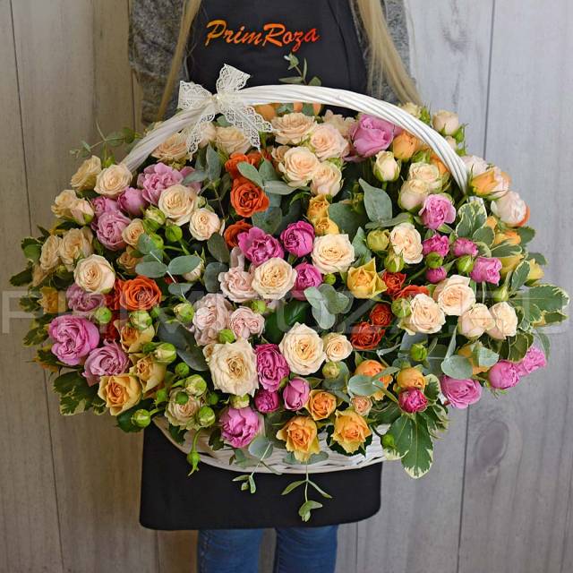 Bouquet of spray roses in a decorative basket #T018