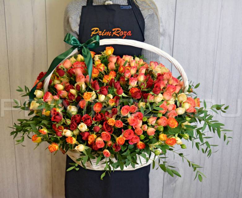 Bouquet of spray roses in a decorative basket #T018