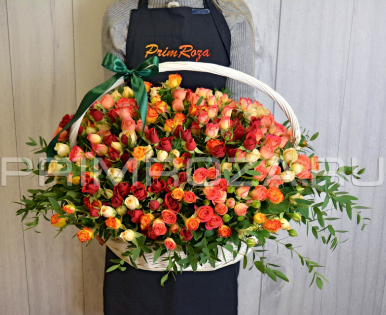 Bouquet of spray roses in a decorative basket #T018