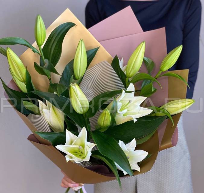 Bouquet of 3 lilies in a stylish package #DM04