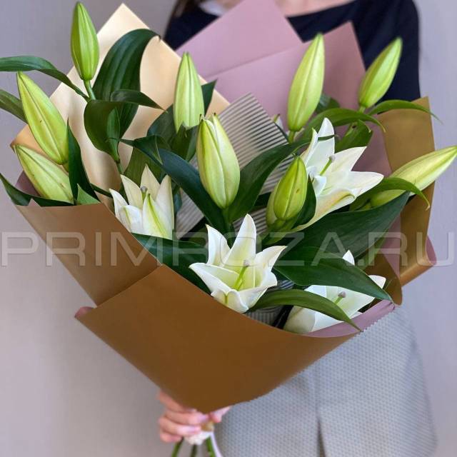 Bouquet of 3 lilies in a stylish package #DM04