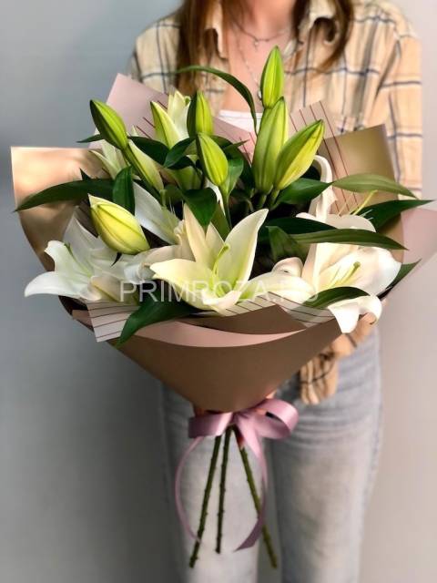Bouquet of 3 lilies in a stylish package #DM04