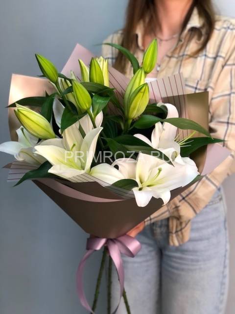 Bouquet of 3 lilies in a stylish package #DM04