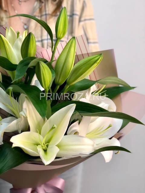 Bouquet of 3 lilies in a stylish package #DM04