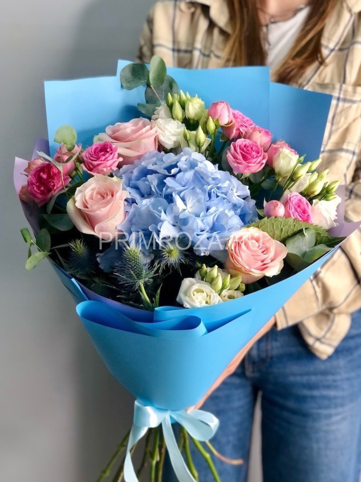 Букет с голубой гортензией #G6650 Flowers delivery Vladivostok